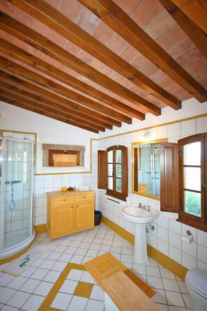 Villa Panoramic - 3 sovrum (Villa Cesare) | Badrum | Dusch och handdukar