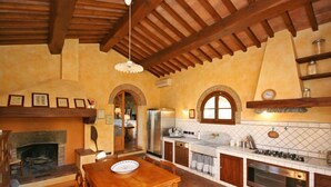 Unclassified image, 2 of 21, button - Villa Cesare (Poggibonsi)