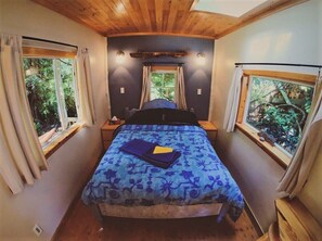 Cabin, 1 Double Bed, Shared Bathroom (Cherry Cabin) | Bed sheets - Up The Creek Backpacker's Lodge (Roberts Creek)