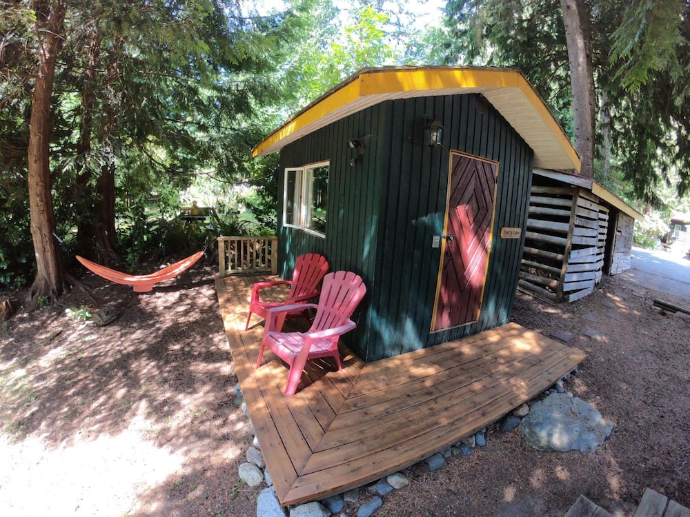 Up The Creek Backpacker's Lodge by null