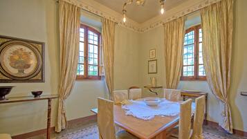 Villa, 5 Bedrooms, Private Pool (Primula) | In-room dining