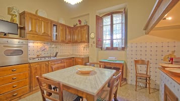 Vila, 5 kamar tidur, kolam renang pribadi (Primula) | Dapur pribadi | Lemari es besar, microwave, oven, dan kompor