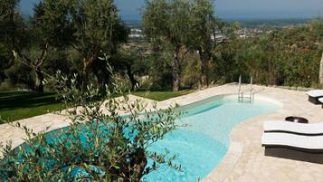 Piscina stagionale all'aperto, lettini