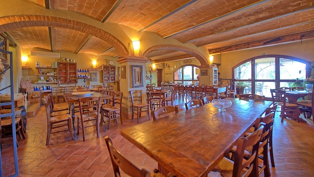 Une salle à manger spacieuse avec de hauts plafonds en bois et de grandes fenêtres.