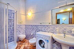 Apartment, 1 Bedroom (Certaldo 1) | Bathroom | Shower, rainfall showerhead, bidet, towels - Certaldo (Certaldo)