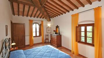 Căn hộ có tầm nhìn toàn cảnh, 1 phòng ngủ (Certaldo 3) | 1 phòng ngủ, bàn, bàn ủi/dụng cụ ủi quần áo