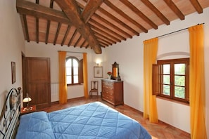 Departamento panorámico, 1 habitación (Certaldo 3) | 1 habitación, escritorio y tabla de planchar con plancha