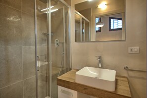 Panorama villa, 5 slaapkamers (Villa Nora) | Badkamer | Een douche, handdoeken