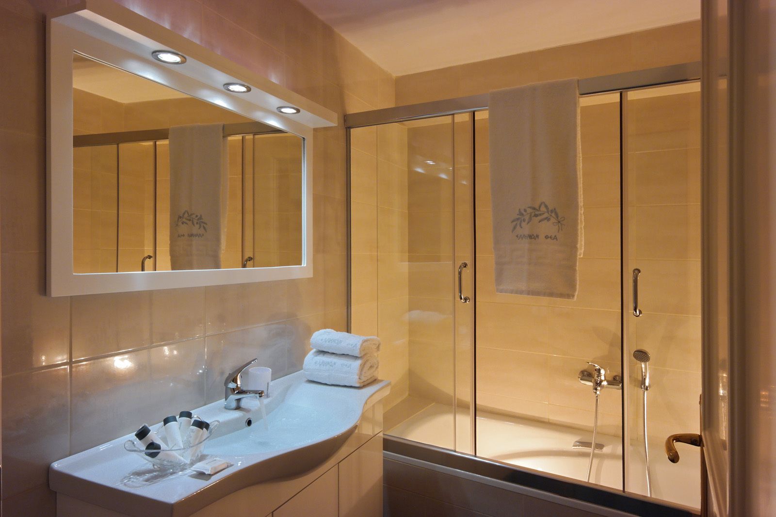 combined shower/bathtub, deep-soaking bathtub, free toiletries