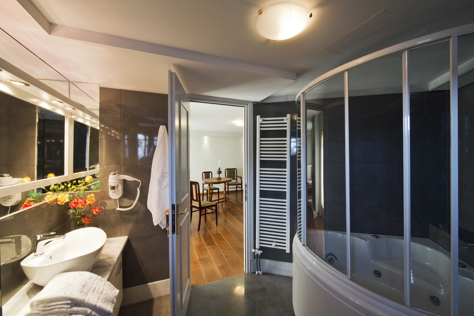 superior suite, 1 bedroom | bathroom | combined shower/bathtub, deep-soaking bathtub, free toiletries