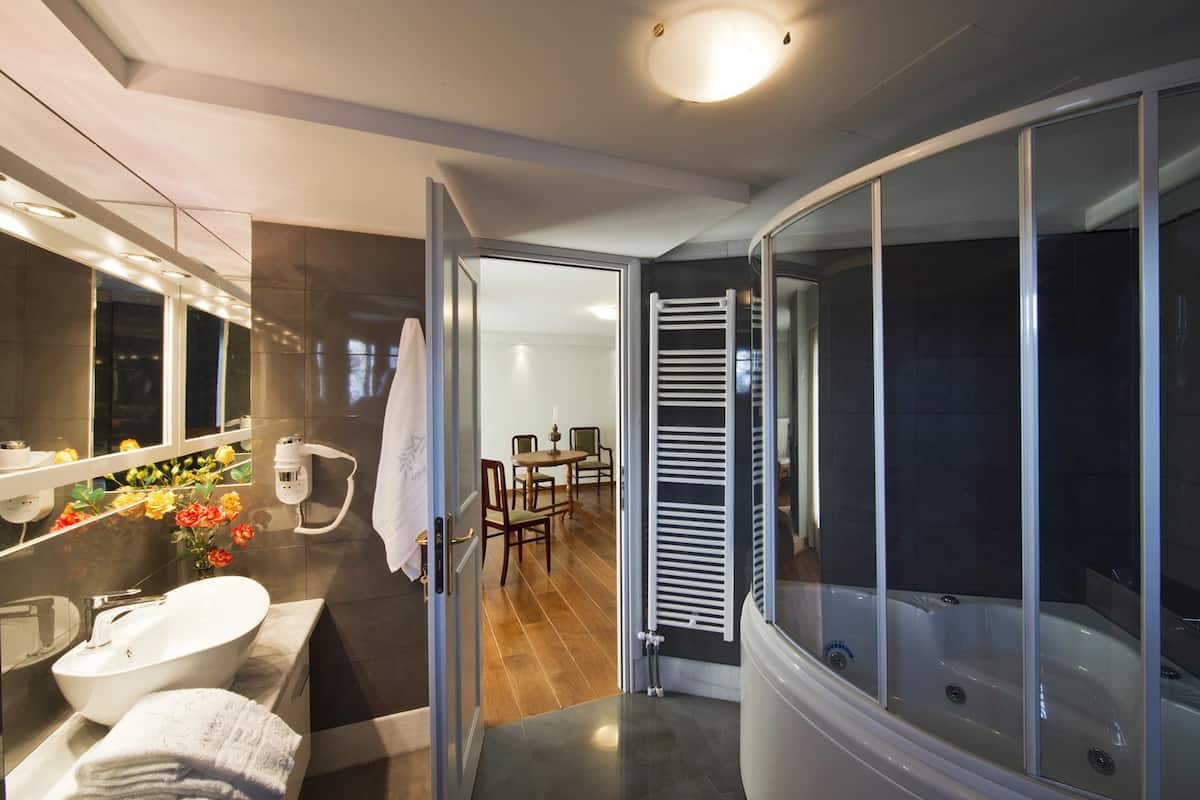 superior suite, 1 bedroom | bathroom | combined shower/bathtub, deep-soaking bathtub, free toiletries