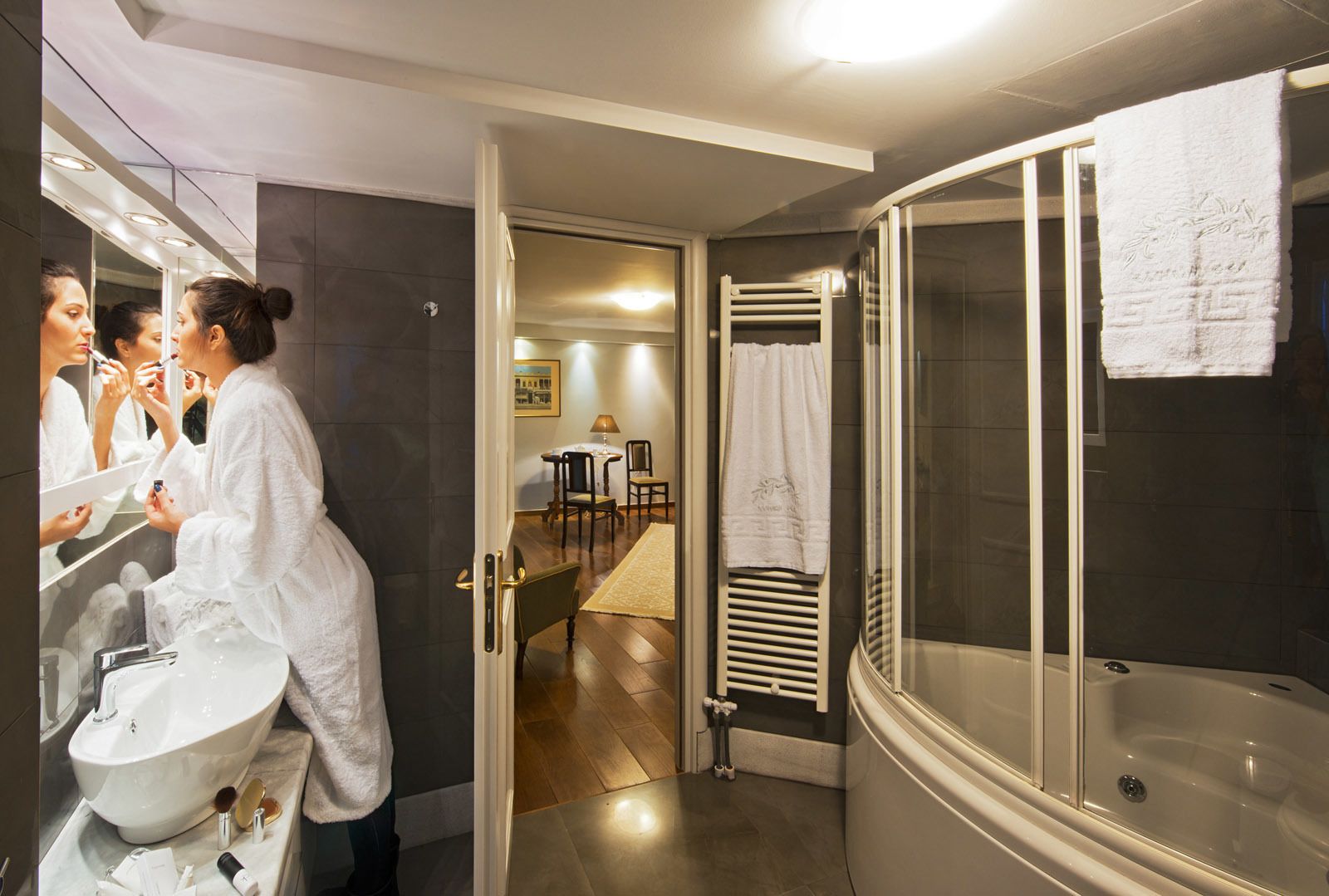 superior suite, 1 bedroom | bathroom | combined shower/bathtub, deep-soaking bathtub, free toiletries