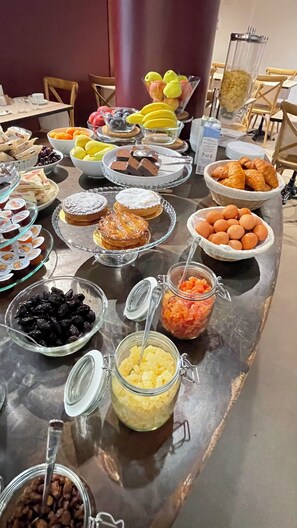 بوفيه فطور مجانًا يوميًا