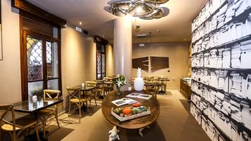 Tägliches inbegriffenes Frühstücksbuffet