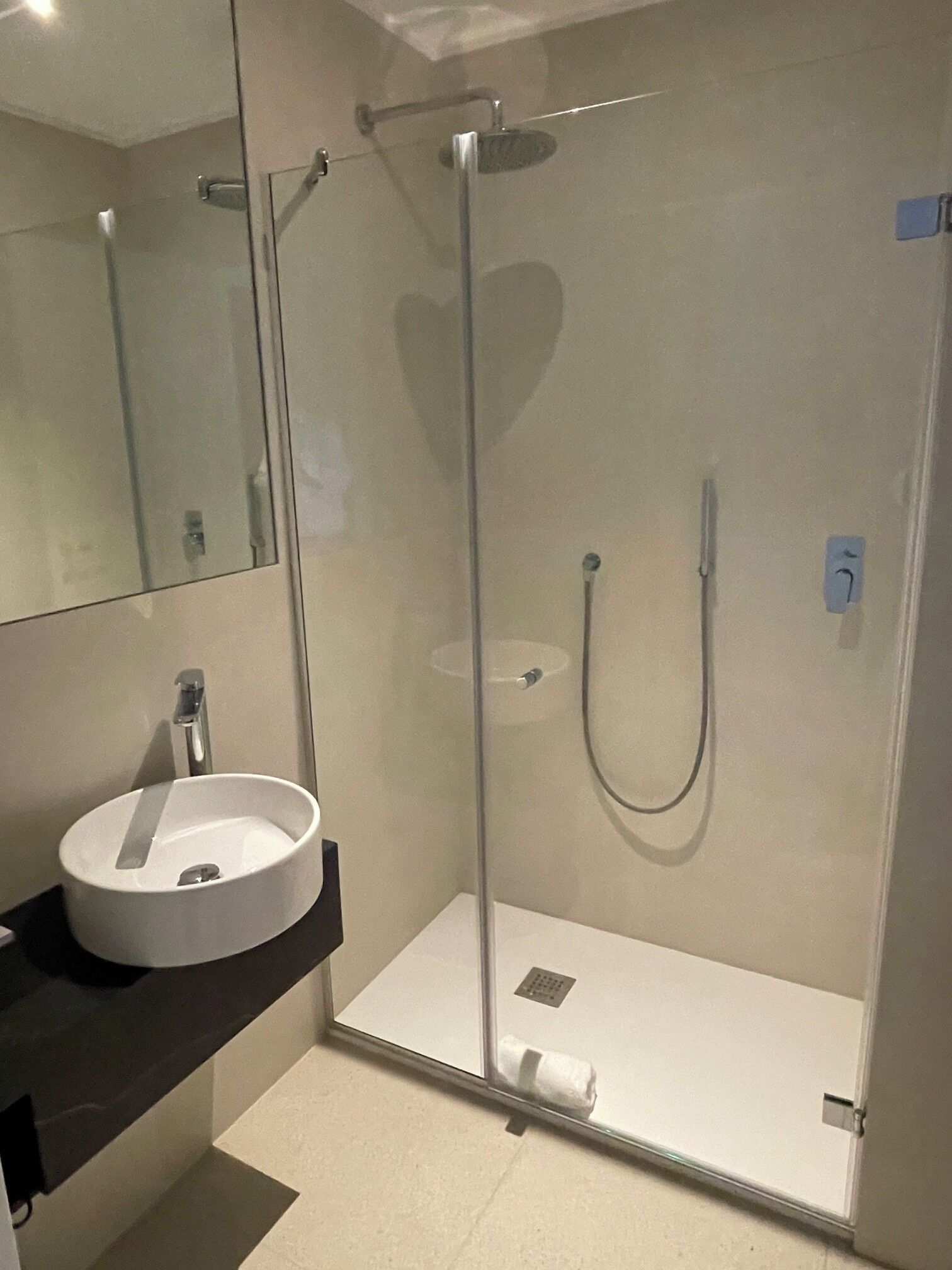 Habitación clásica doble | Baño | Ducha, artículos de higiene personal gratuitos, secador de pelo y bidé