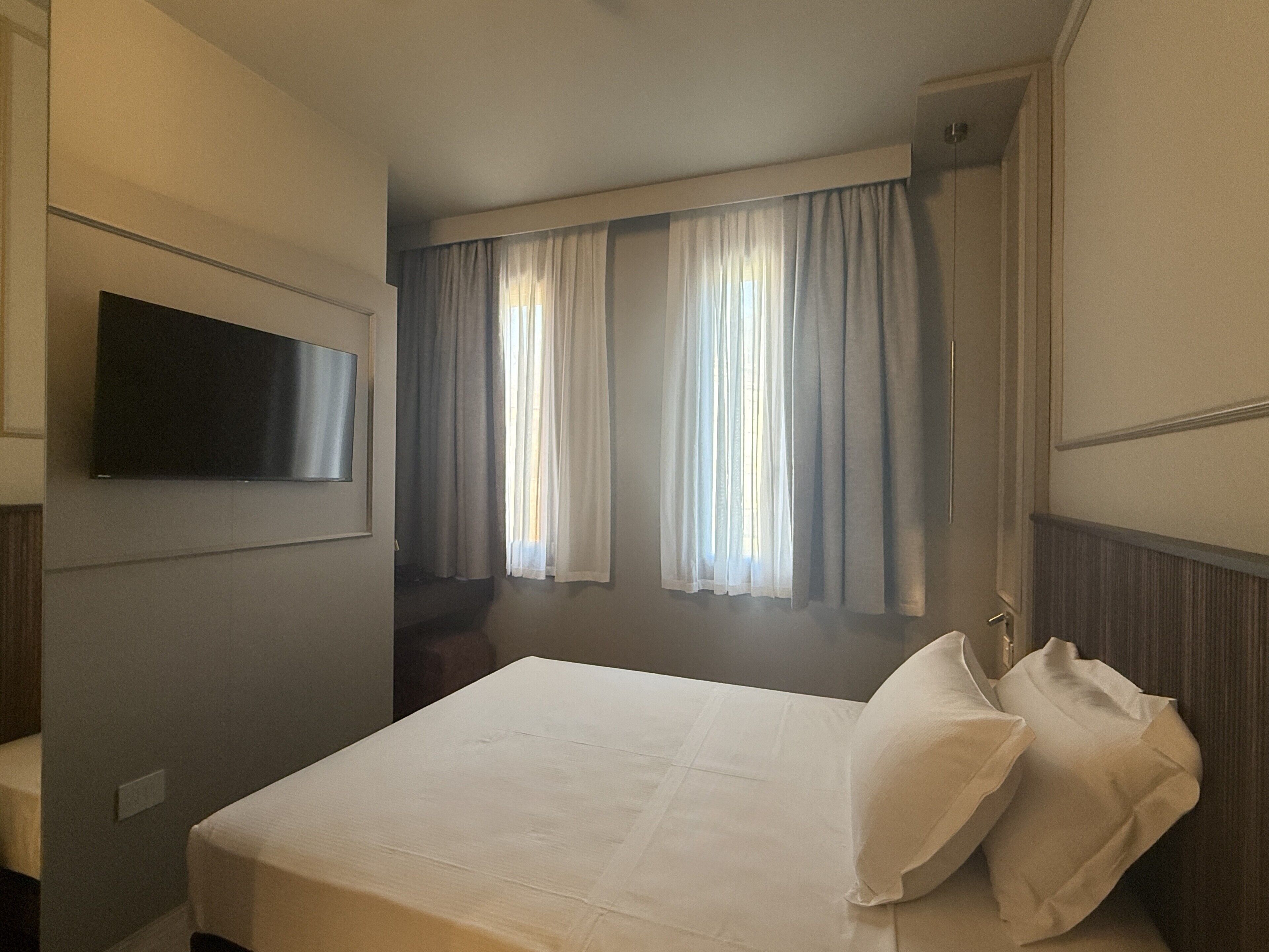 Habitación individual básica | Escritorio, tabla de planchar con plancha, wifi gratis y ropa de cama