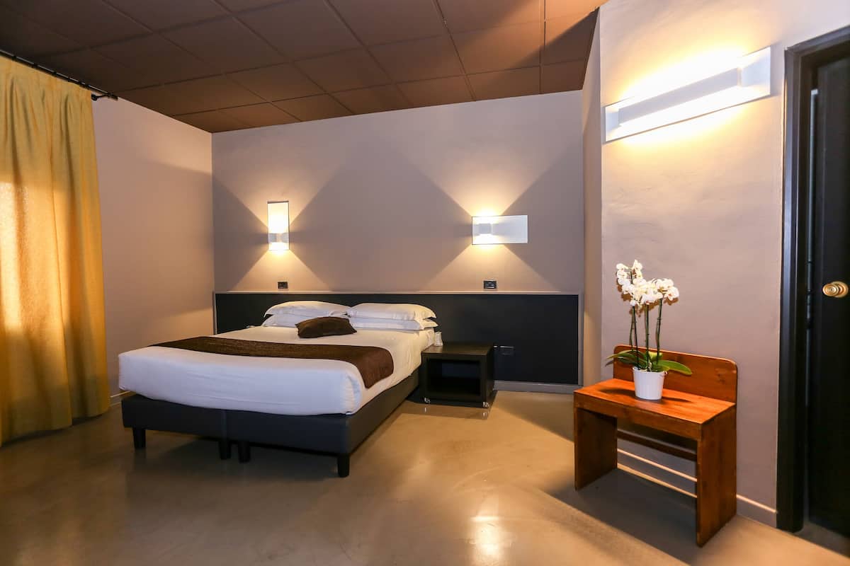 Desk, iron/ironing board, rollaway beds, free WiFi