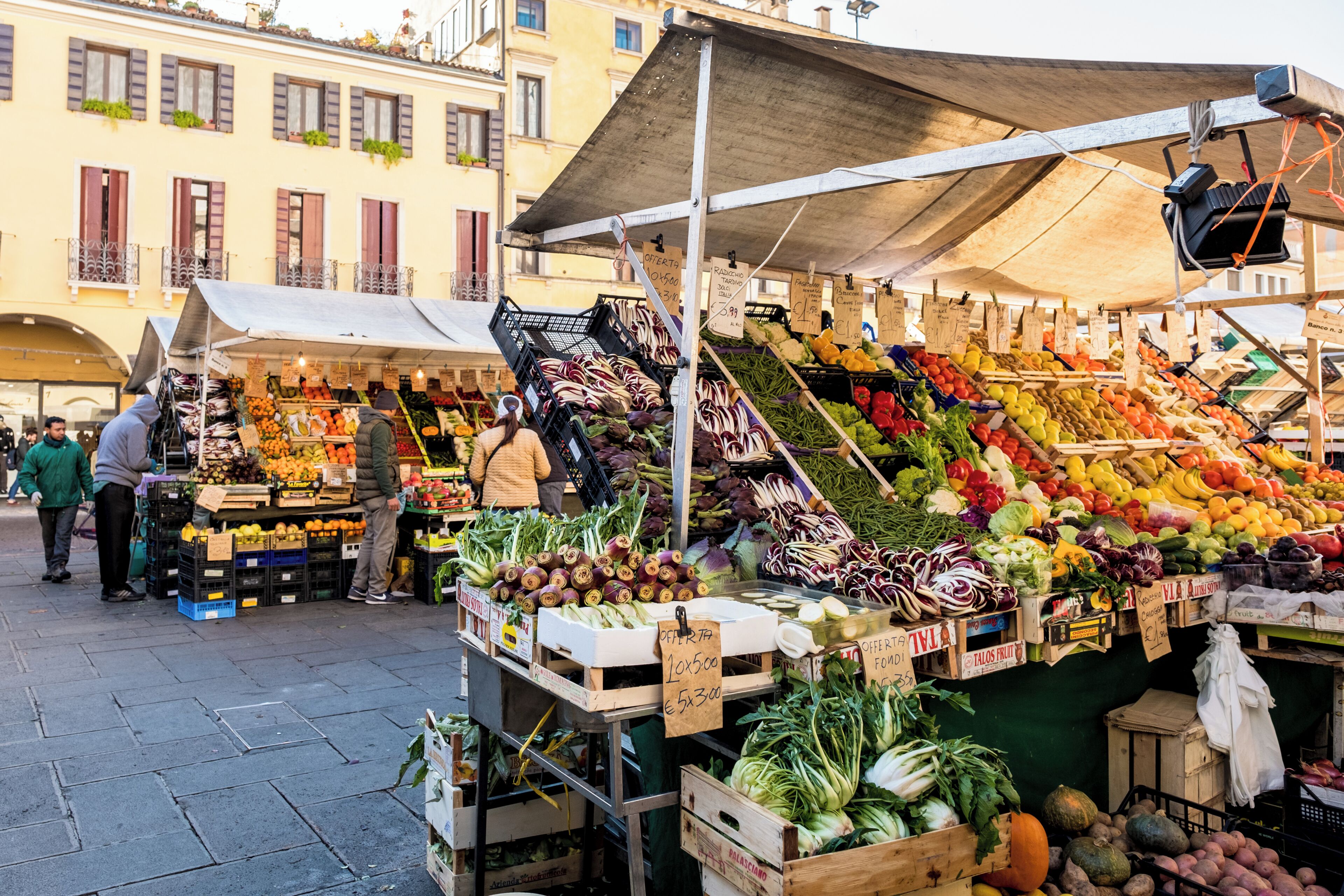 Un marché en plein air où l’on trouve différents stands vendant des produits frais.