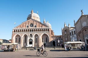 A historic building with a prominent dome and arched windows. - Hotel Serafino  (Padova)