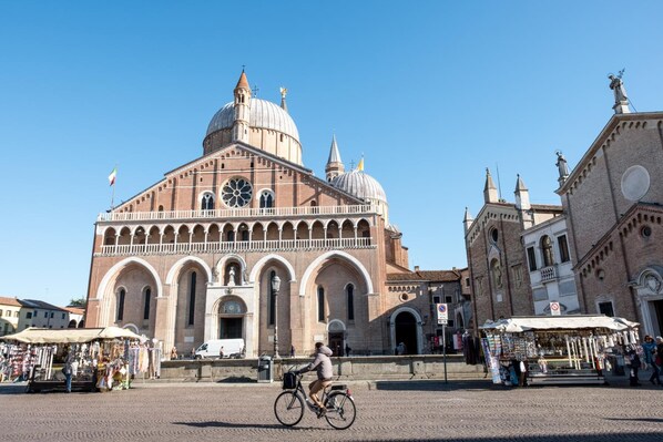 A historic building with a prominent dome and arched windows. - Hotel Serafino  (Padova)