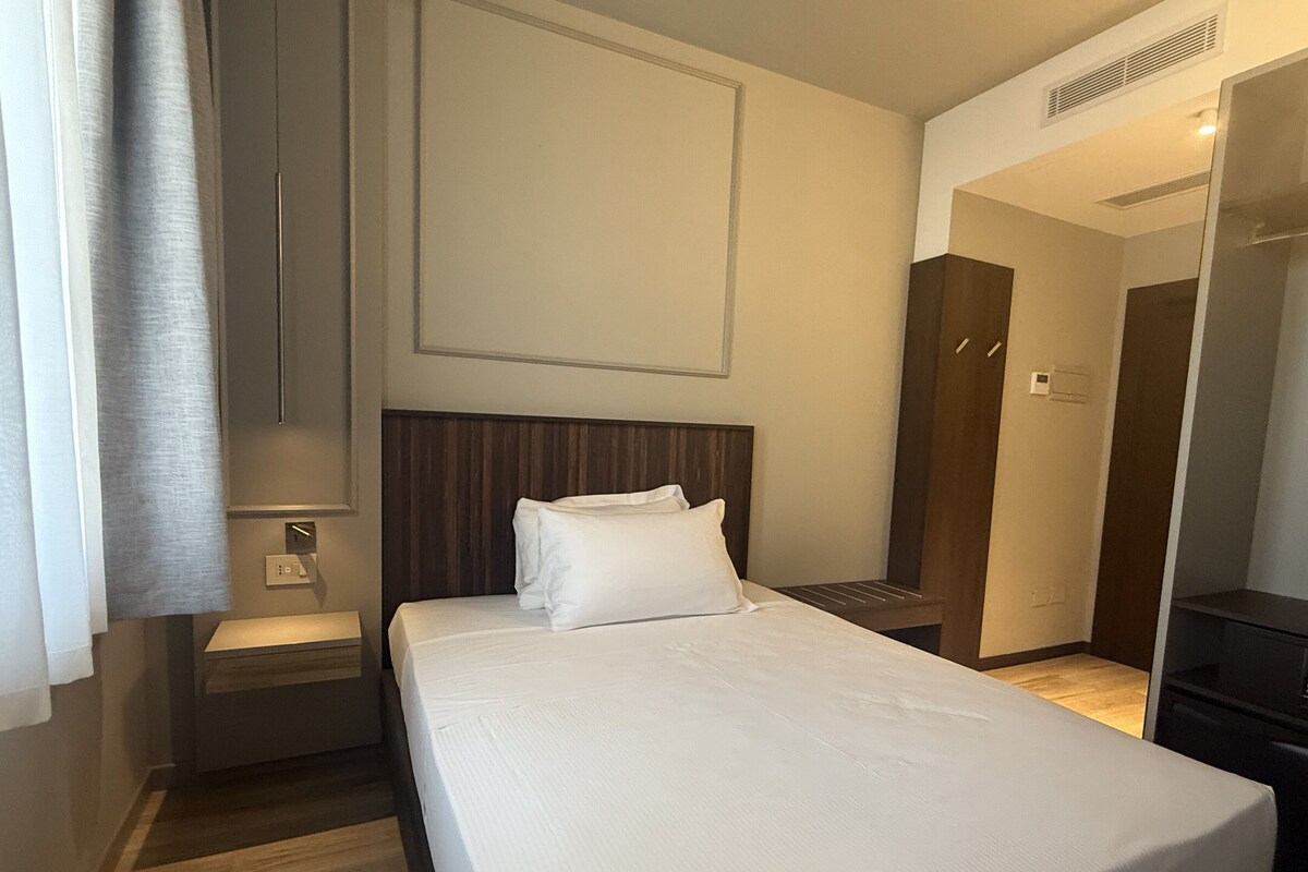 Basic Single Room | Desk, iron/ironing board (on request), free WiFi, bed sheets