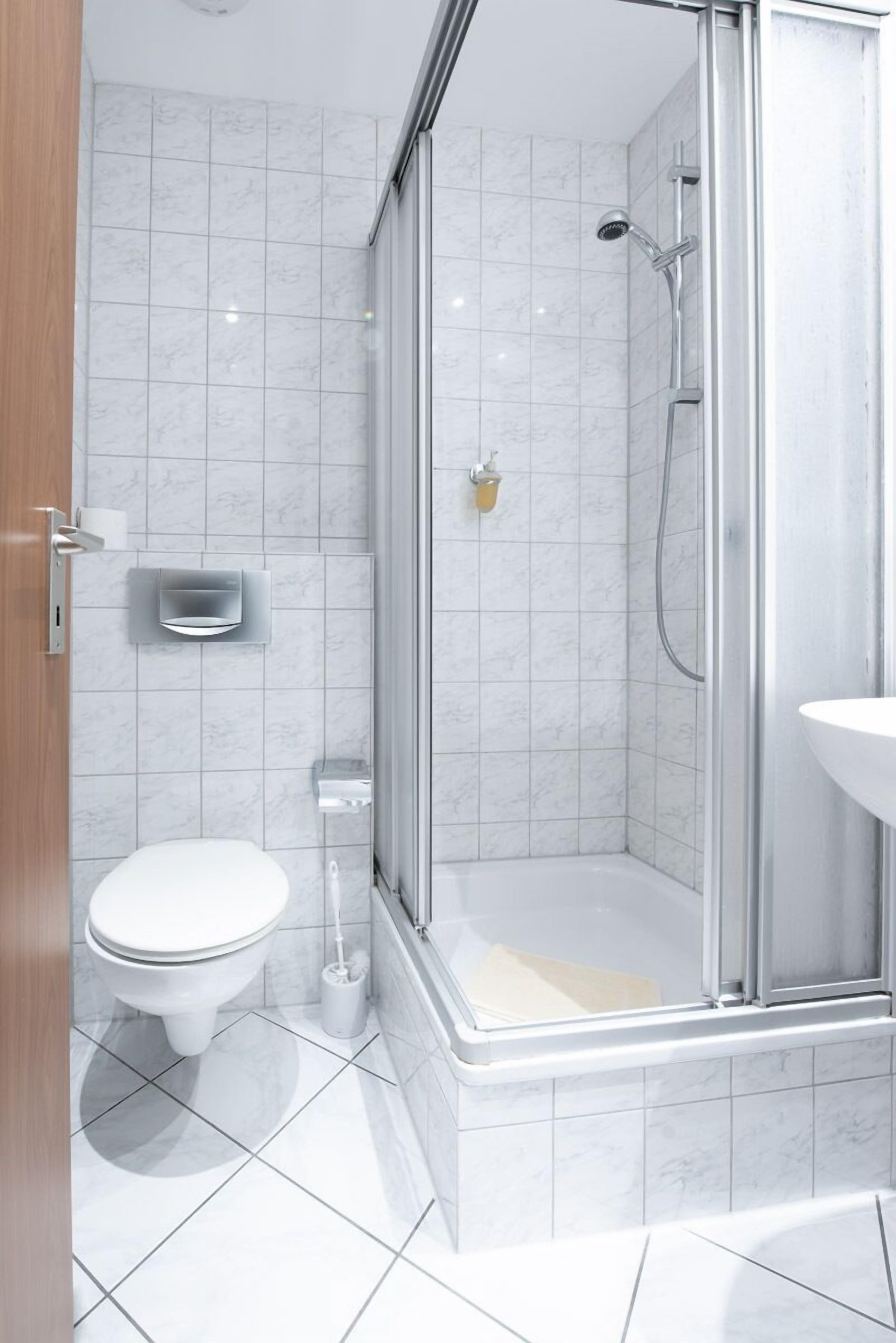 single room | bathroom | shower, free toiletries, hair dryer, towels