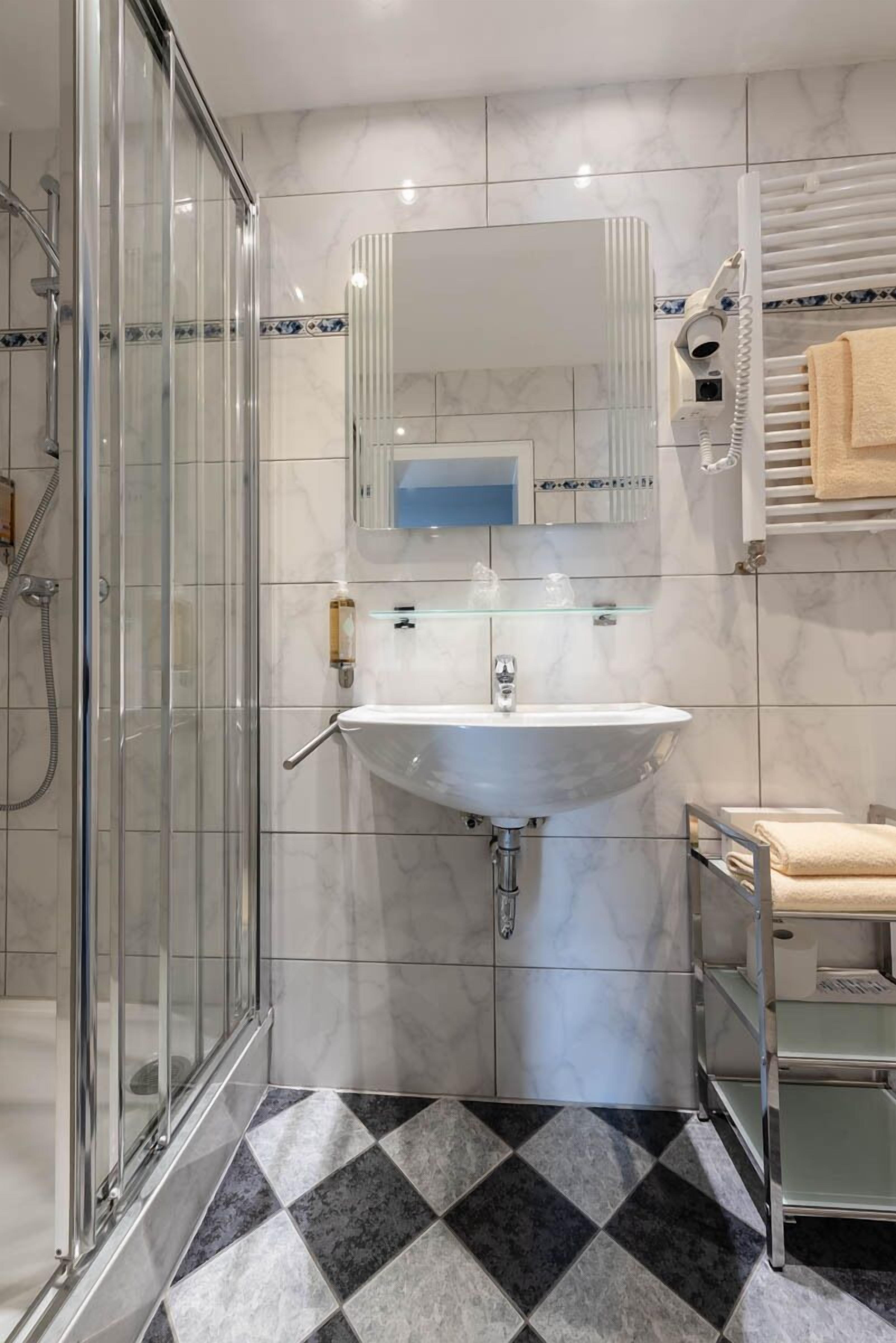 double room | bathroom | shower, free toiletries, hair dryer, towels