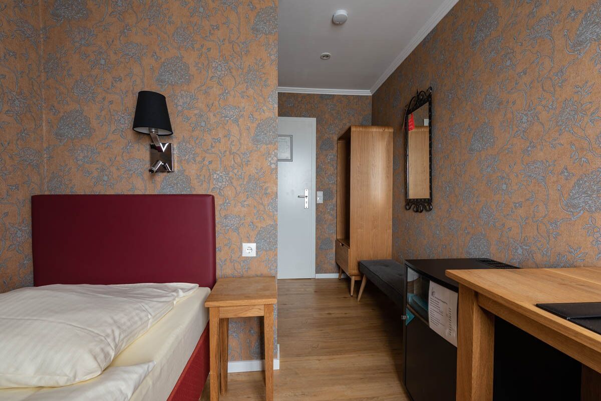 single room | minibar, in-room safe, desk, blackout curtains