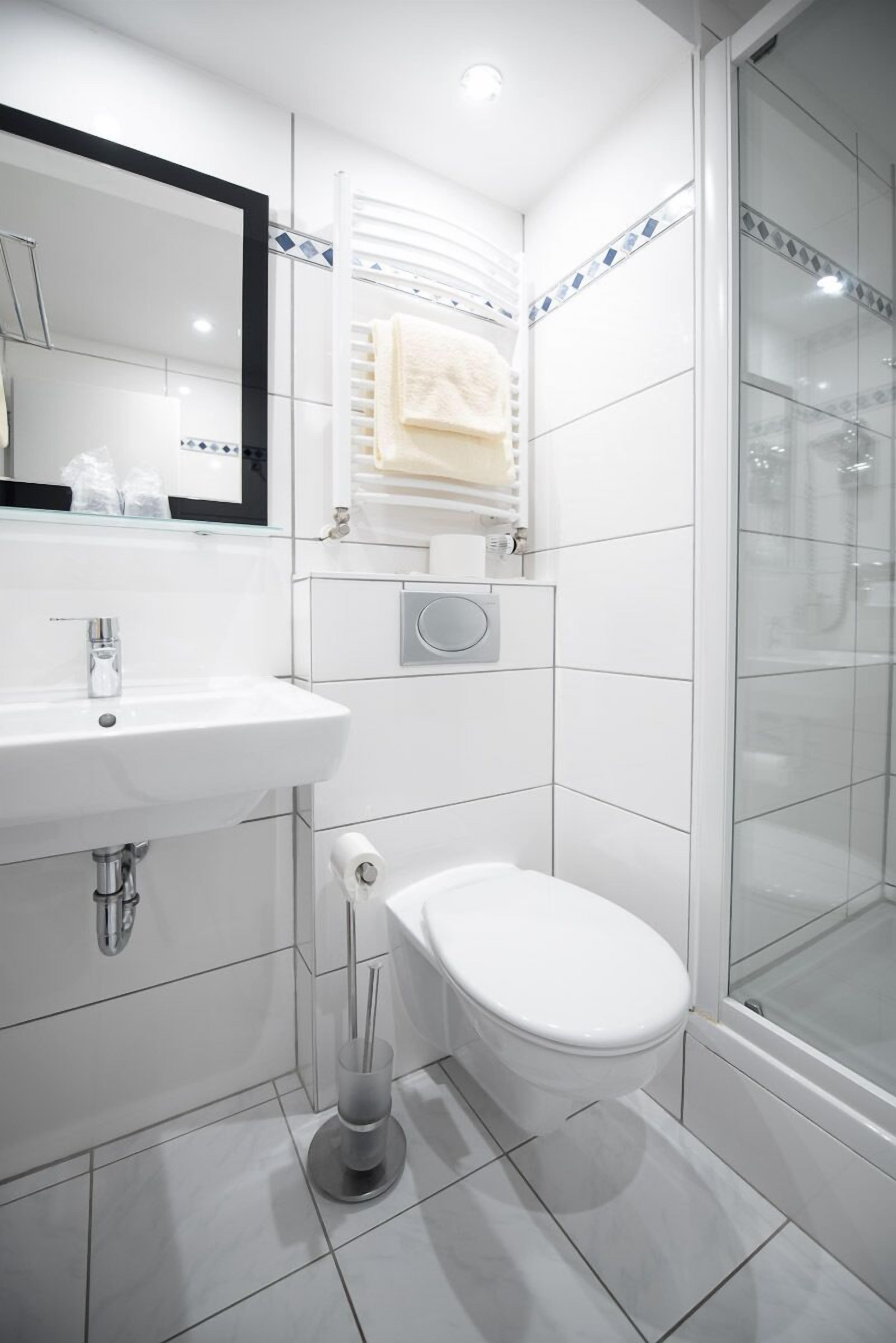 double room | bathroom | shower, free toiletries, hair dryer, towels