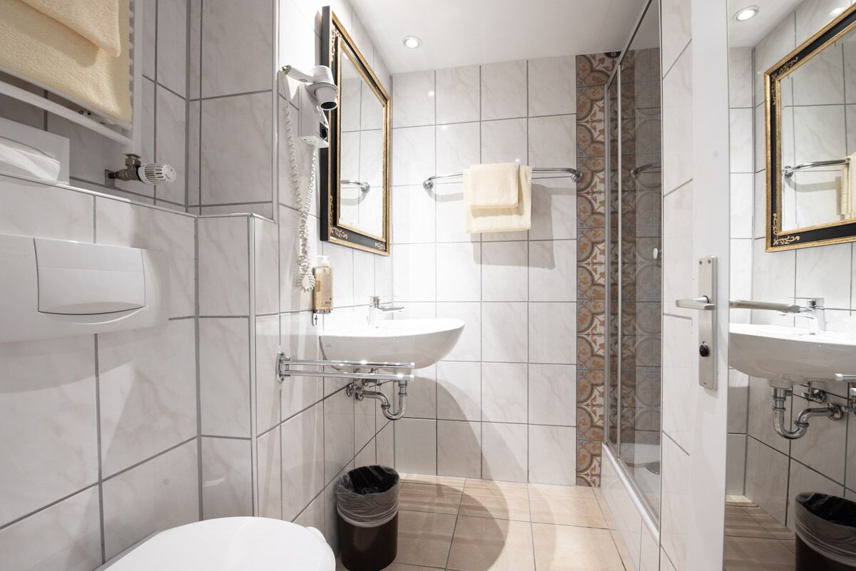 double room | bathroom | shower, free toiletries, hair dryer, towels