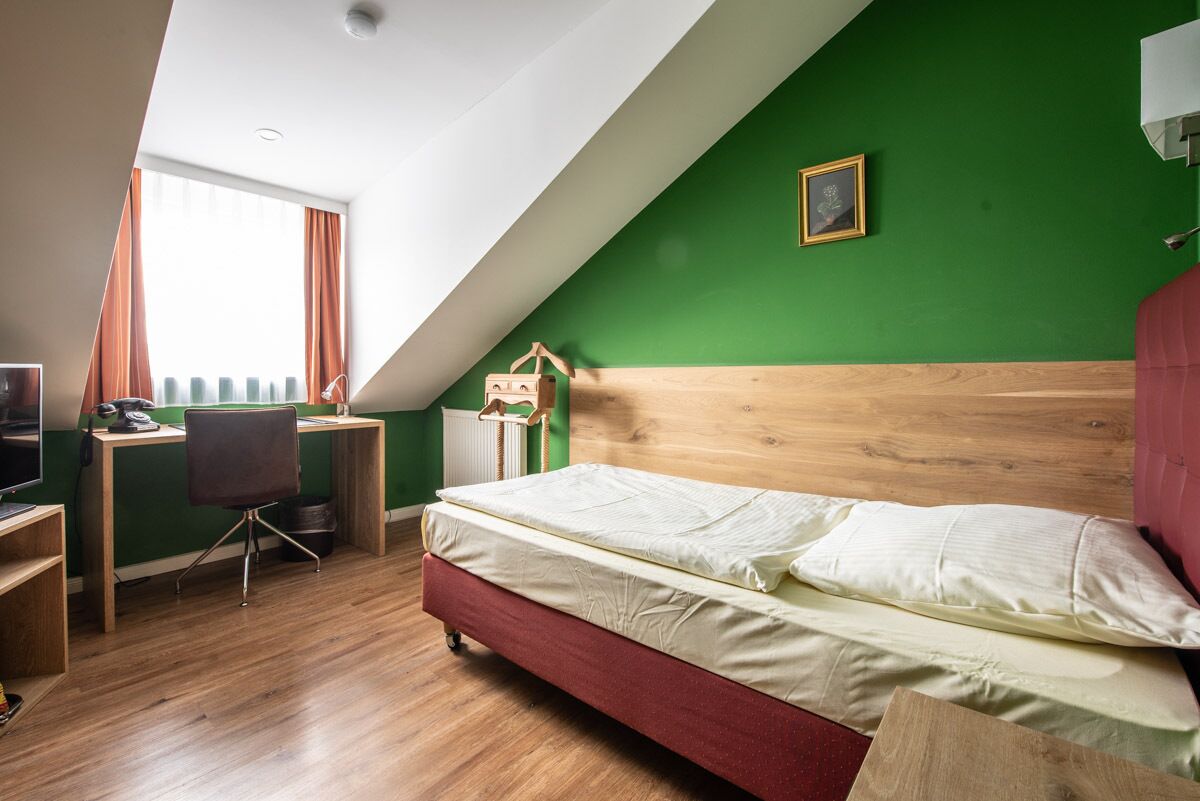 single room | minibar, in-room safe, desk, blackout curtains