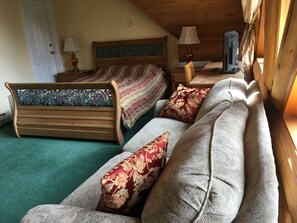 Yellow Queen Room | Free WiFi, wheelchair access - Rainbow Lake Castle Resort (Princeton)