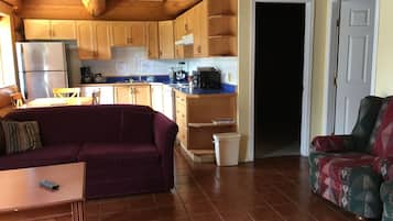 Comfort Suite, Kitchen | Private kitchen | Microwave, coffee/tea maker