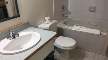 Quarto casal econômico, 1 cama de casal | Banheiro | Chuveiro/banheira combinados, produtos de toalete grátis