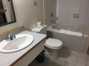 Green Double Room | Bathroom | Combined shower/tub, free toiletries, towels - Rainbow Lake Castle Resort (Princeton)