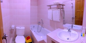 A bathroom with a toilet, bathtub, and sink. - Inle Star Hotel (Nyaungshwe)