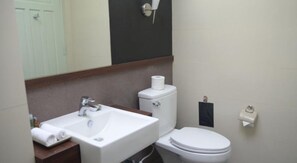 Shower, free toiletries, hair dryer, slippers - Lady Princess Hotel (Nyaungshwe)