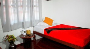 Desk, free WiFi - Lady Princess Hotel (Nyaungshwe)
