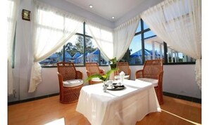 Breakfast, lunch and dinner served - The Serenity Kalaw Hotel (Kalaw)