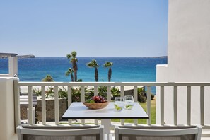 Outdoor dining - (Paros)