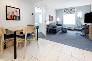 Premium bedding, desk, laptop workspace, blackout drapes - Home2 Suites by Hilton Gillette (Gillette)