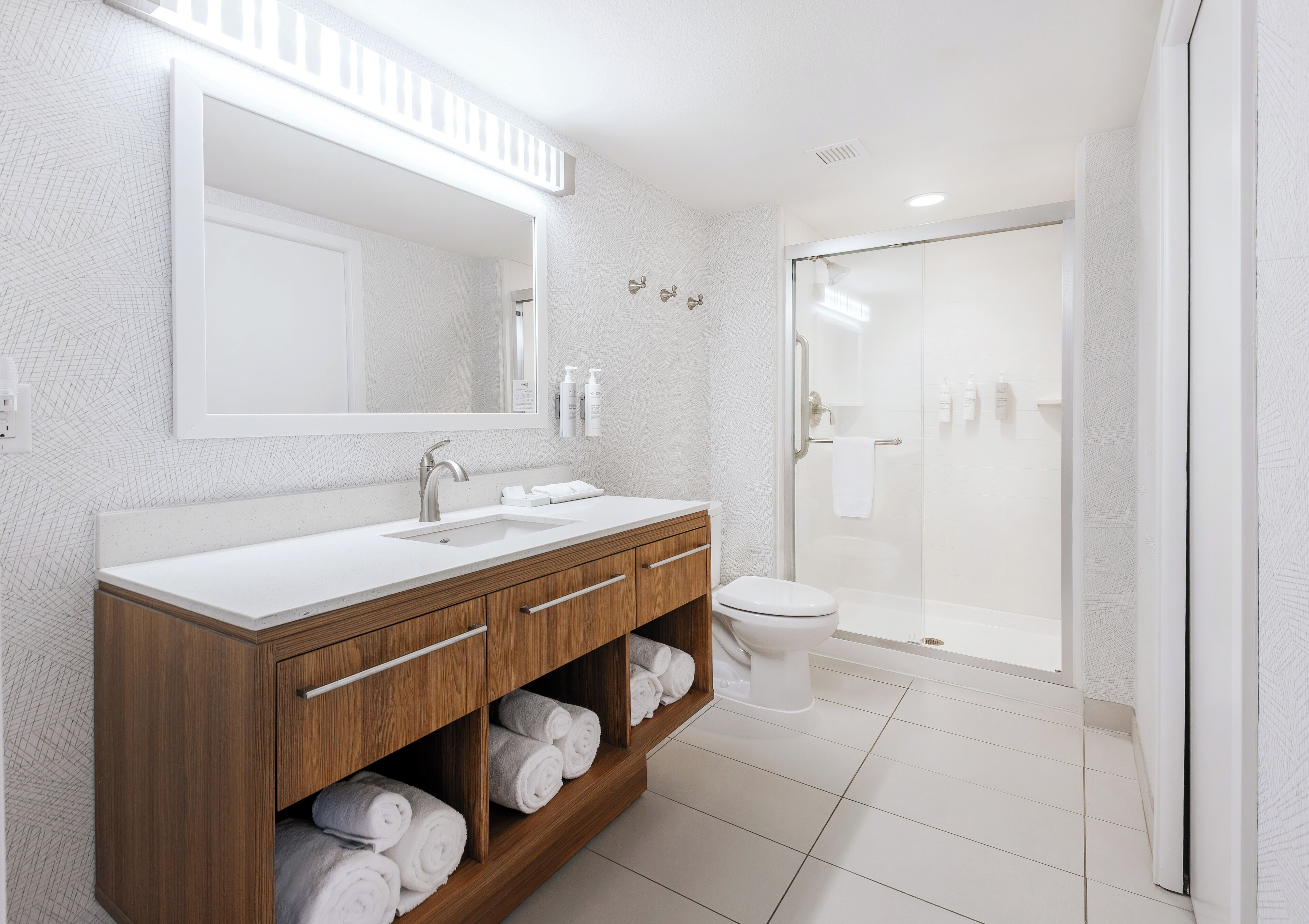Suite, 1 King-Bett und Schlafsofa, barrierefrei, Nichtraucher (One Bedroom, Kitchen) | Badezimmer | Kostenlose Toilettenartikel, Haartrockner, Bademäntel, Handtücher