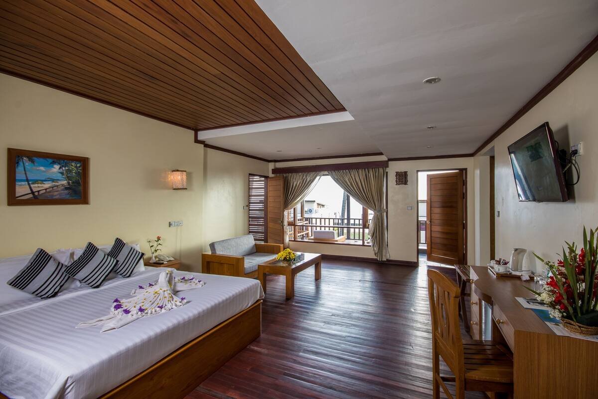 executive deluxe (partial sea view) | 1 bedroom, minibar, in-room safe, desk