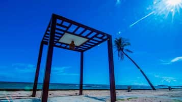 Trên bãi biển, dù trên bãi biển, khăn tắm biển