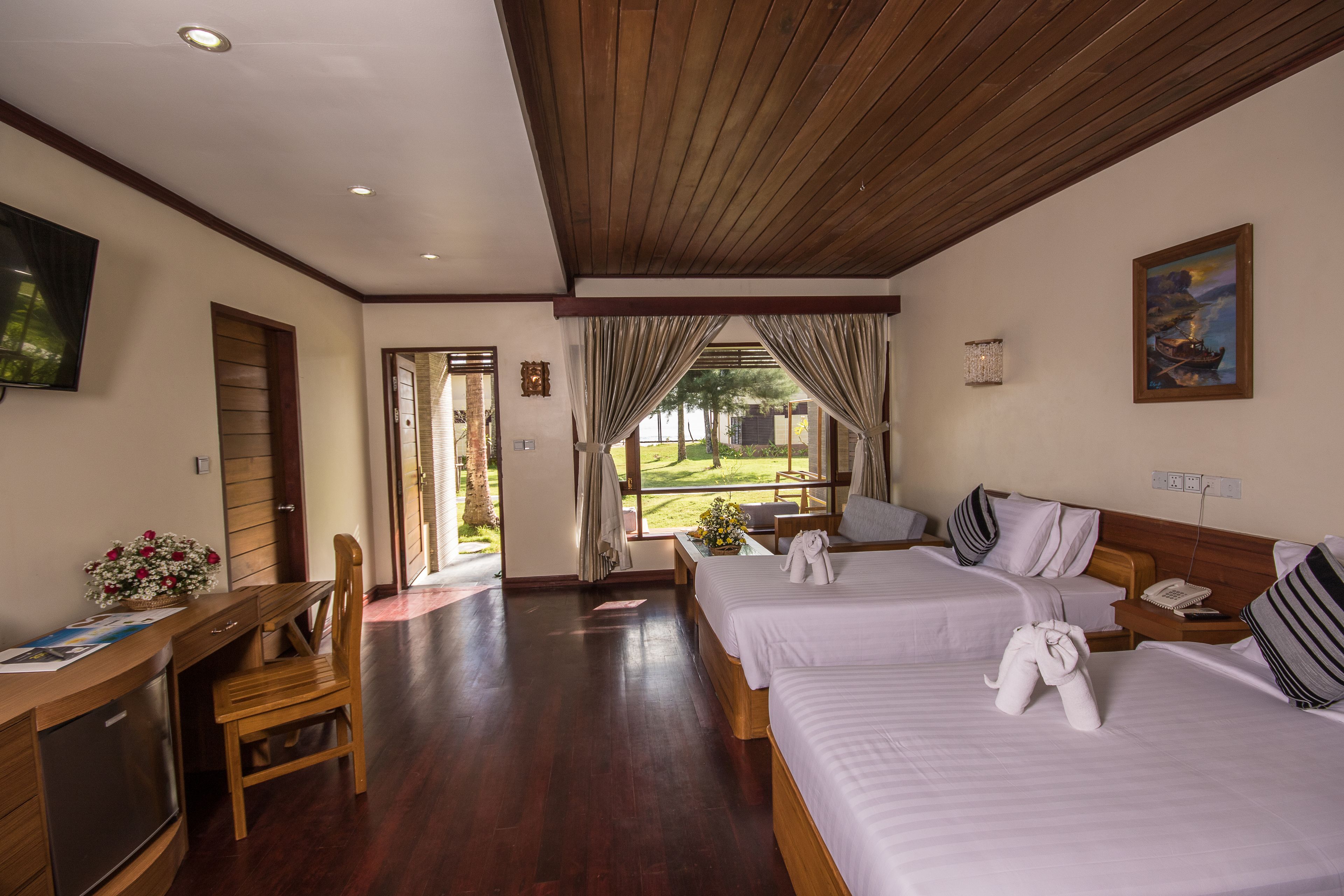 junior deluxe (garden view) | 1 bedroom, minibar, in-room safe, desk