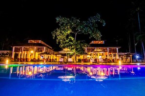 Piscine extérieure, chaises longues