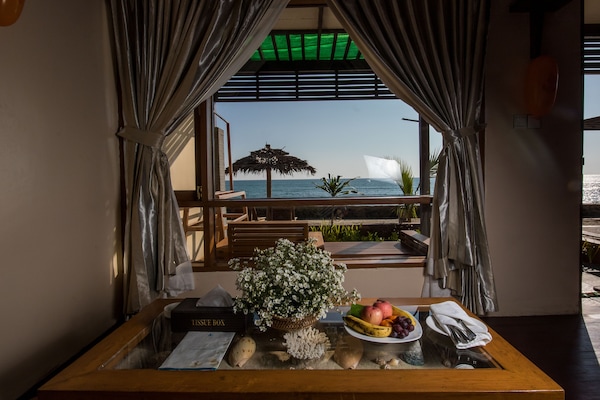 Quarto casal superluxo, vista para o mar (Merciel) | Opções para refeição no quarto