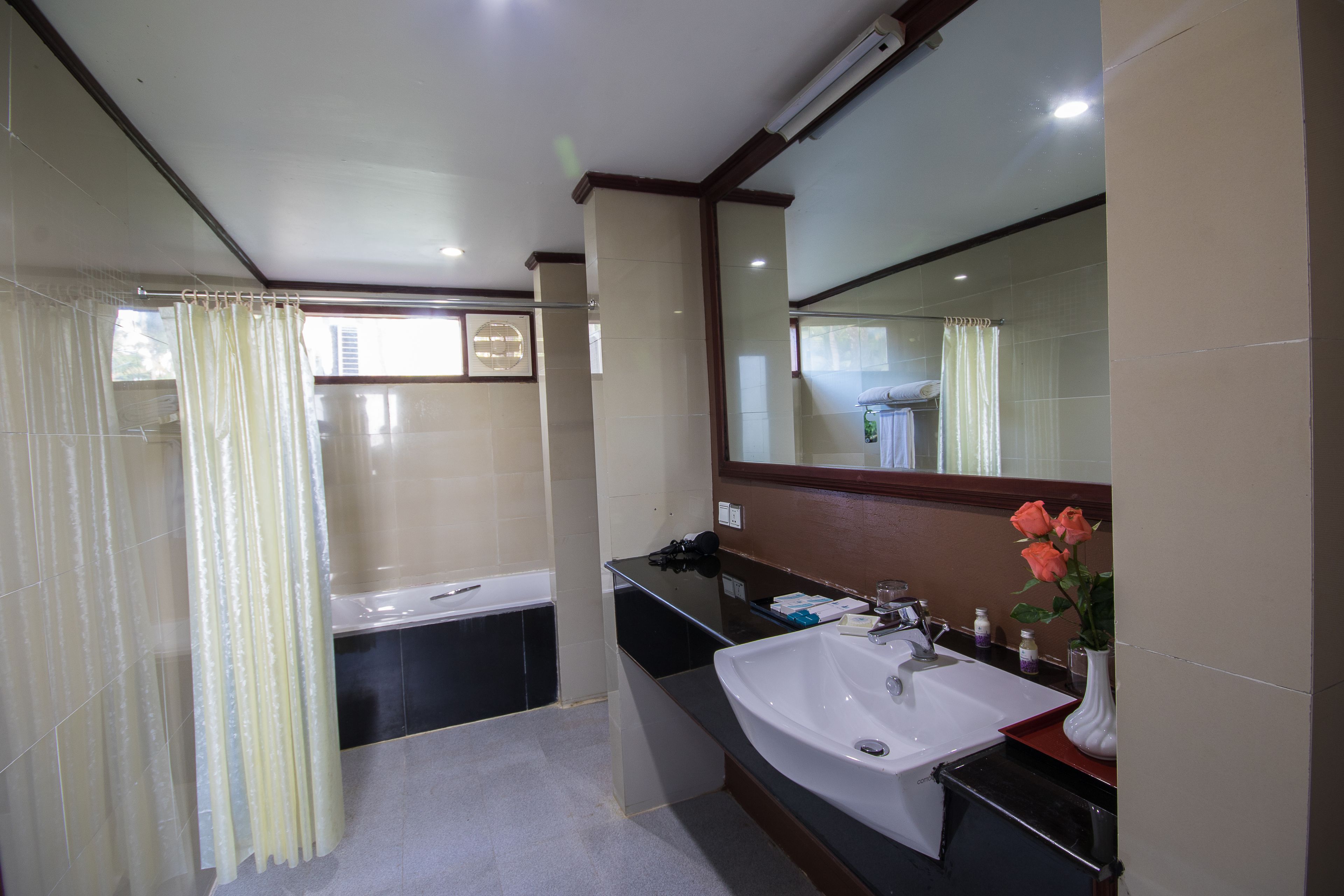 executive deluxe (partial sea view) | bathroom | combined shower/bathtub, free toiletries, hair dryer, bathrobes