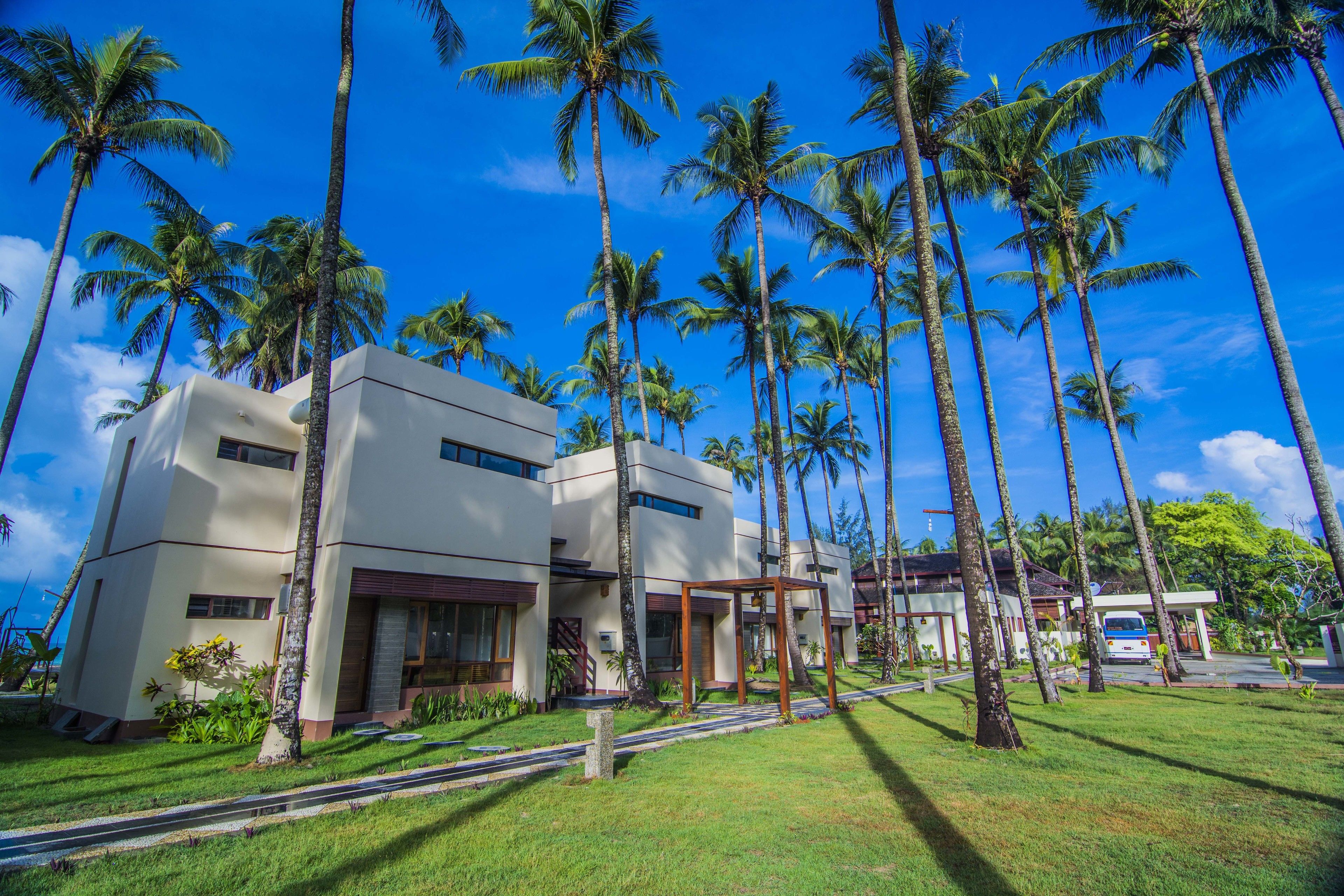 executive deluxe (partial sea view) | 1 bedroom, minibar, in-room safe, desk