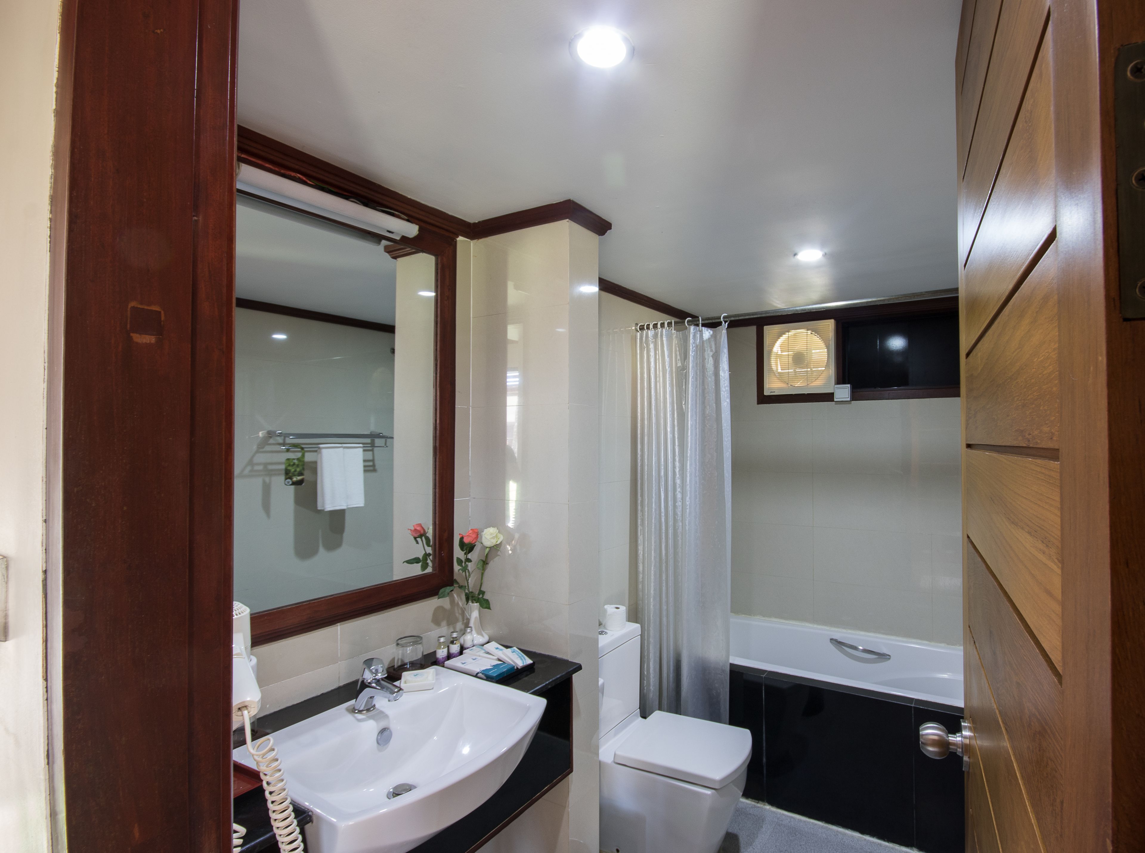 junior deluxe (garden view) | bathroom | combined shower/bathtub, free toiletries, hair dryer, bathrobes